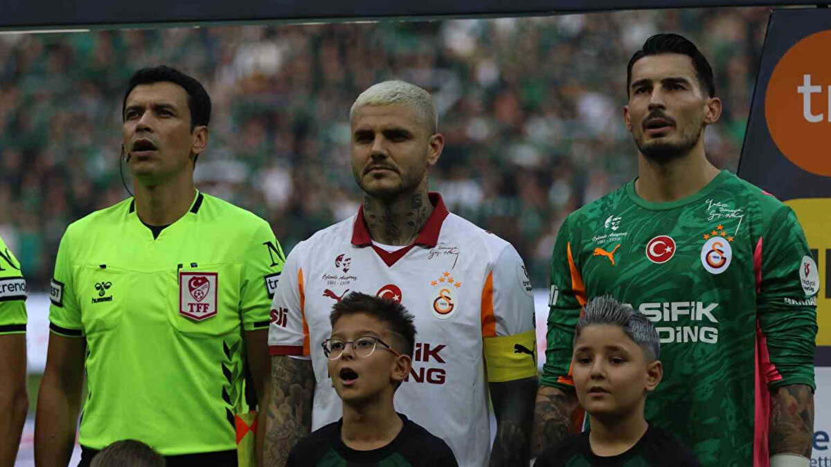 Golcü Krizi Yaşanabilir<br><br>Icardi’nin olası ayrılığı, Galatasaray’ın hücum hattında ciddi bir eksikliği ortaya çıkarabilir. Tecrübeli oyuncunun yerine benzer düzeyde bir forvet bulunması, hem lig hem de Avrupa hedefleri için kritik görünüyor. Eğer plan doğru kurulmazsa, takım hem skor hem de deneyim anlamında geriye düşebilir.<br>