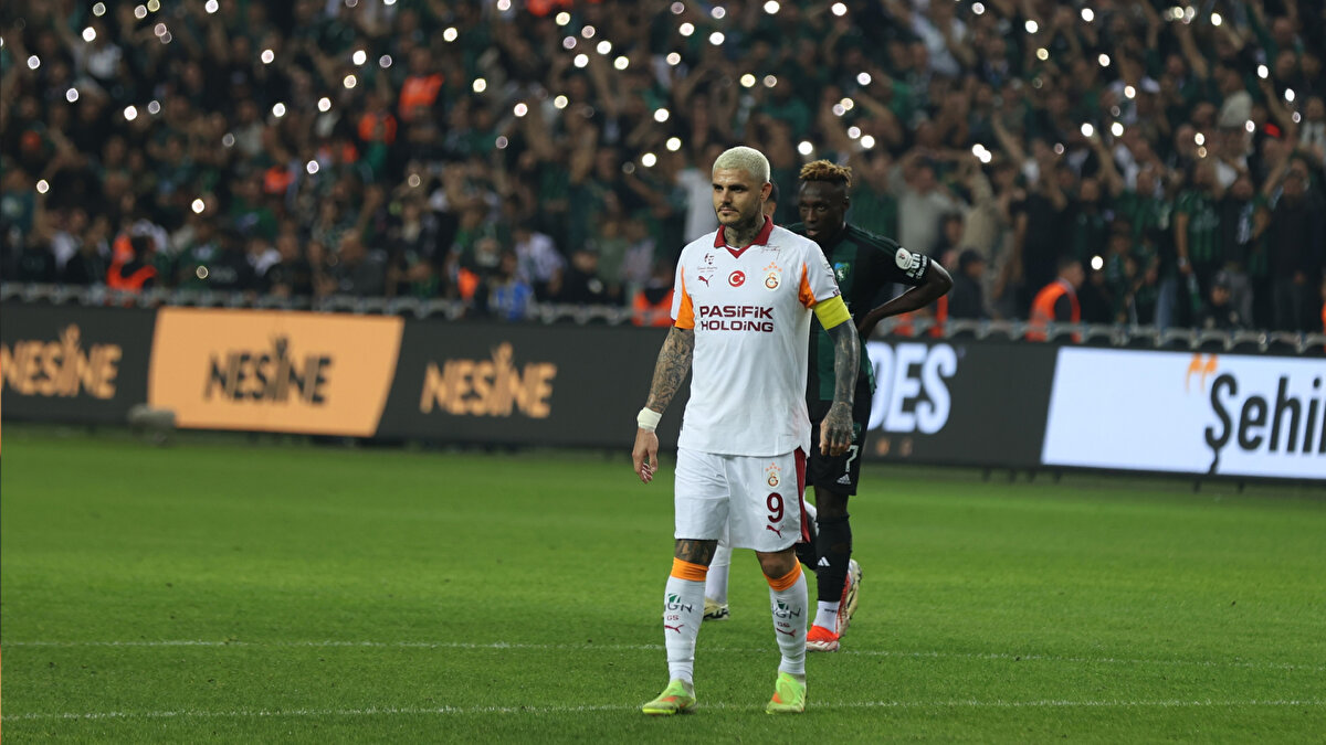 JUVENTUS KADROSUNA KATMAYI PLANLIYOR<br><br>İddialara göre; Juventus, hem hücum hattını güçlendirmek hem de gol yükünü paylaşmak amacıyla Arjantinli yıldızı kadrosuna katmayı planlıyor.