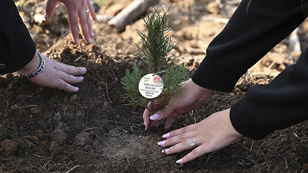 Evlenecek Gençlerin Desteklenmesi Projesi kapsamında verilen kredilerde hatalı gelir hesaplamalarının önüne geçilmesi gerektiğini belirten KDK, özellikle stajyer öğrencilerin fiili gelir elde etmediği durumlarda SGK kayıtlarının yanlış değerlendirilmemesi gerektiğini vurguladı. Bu kararın, benzer nedenle olumsuz yanıt alan birçok genç için emsal oluşturabileceği belirtiliyor.