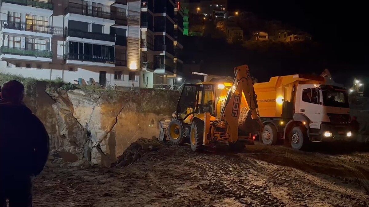 Yapılan teknik incelemelerde, killi yapıya sahip bir toprak kütlesinin ana zeminden ayrılarak kaydığı tespit edildi.