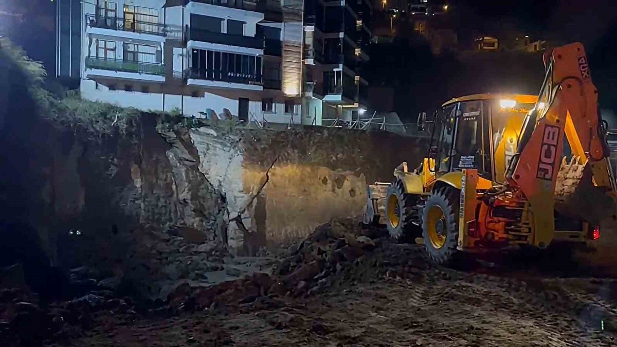 Kaleşah Mahallesi'nde, Kaymakamlık binasına yaklaşık 150 metre mesafedeki bir inşaat alanında temel kazısı yapılan bölgede ani bir çökme oluştu. O sırada sahada işçilerin bulunmaması, olası bir facianın önüne geçti.