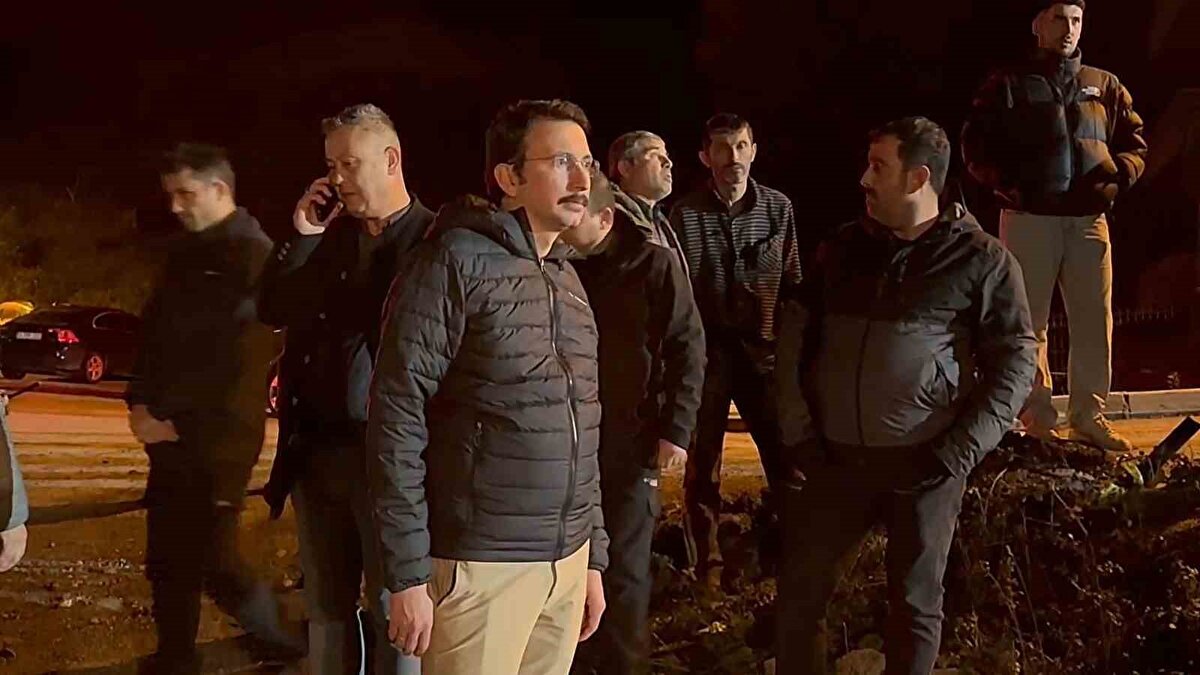 Amasra Kaymakamı Muhammed Çetin de olay yerine gelerek incelemelerde bulundu. Kaymakam Çetin'in, kurum müdürleri, mühendisler ve teknik ekiplerle yaptığı değerlendirmenin ardından çökmenin oluştuğu alanın yeniden doldurulmasına karar verildi. Kararın ardından bölgeye çok sayıda iş makinesi ve kamyon sevk edilerek dolgu çalışmalarına başlandı.