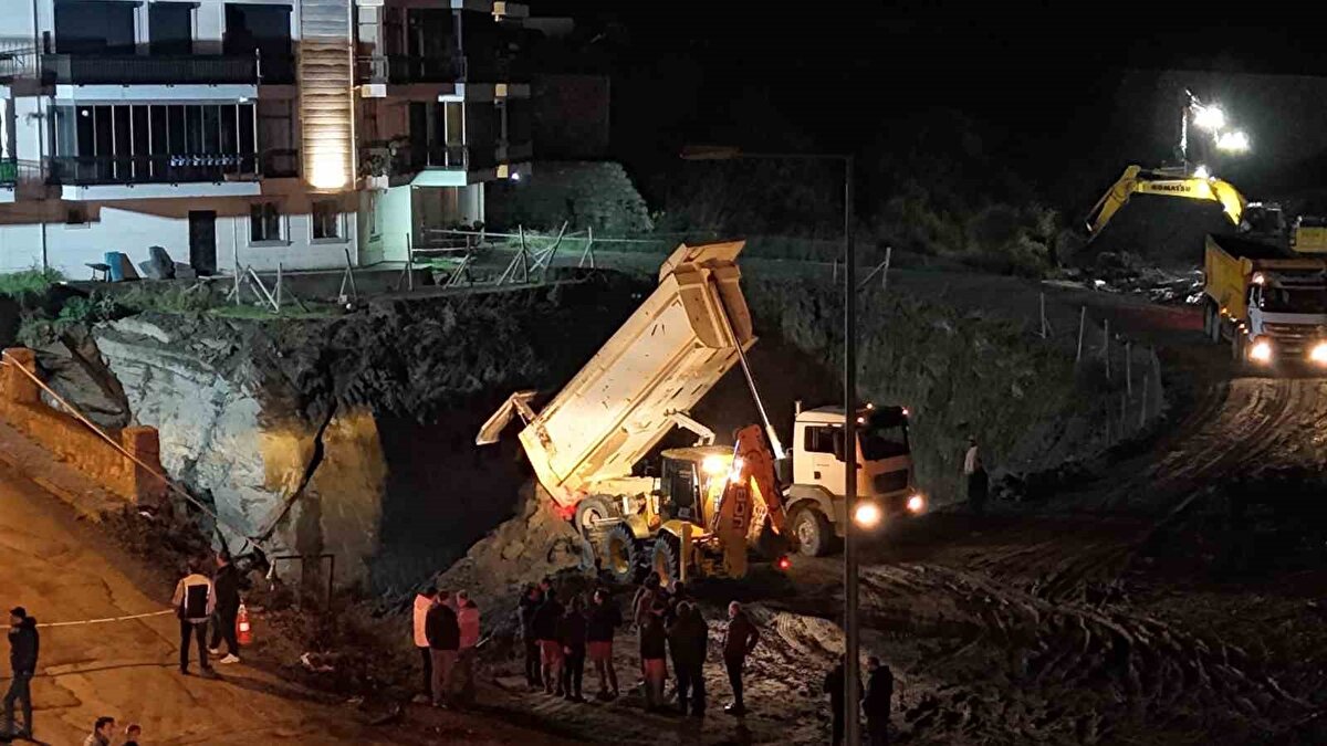 İnşaat çalışması durduruldu. Binanın girişleri ve inşaat alanı şerit çekilip, kapatıldı. Bölgede inceleme sürüyor. 