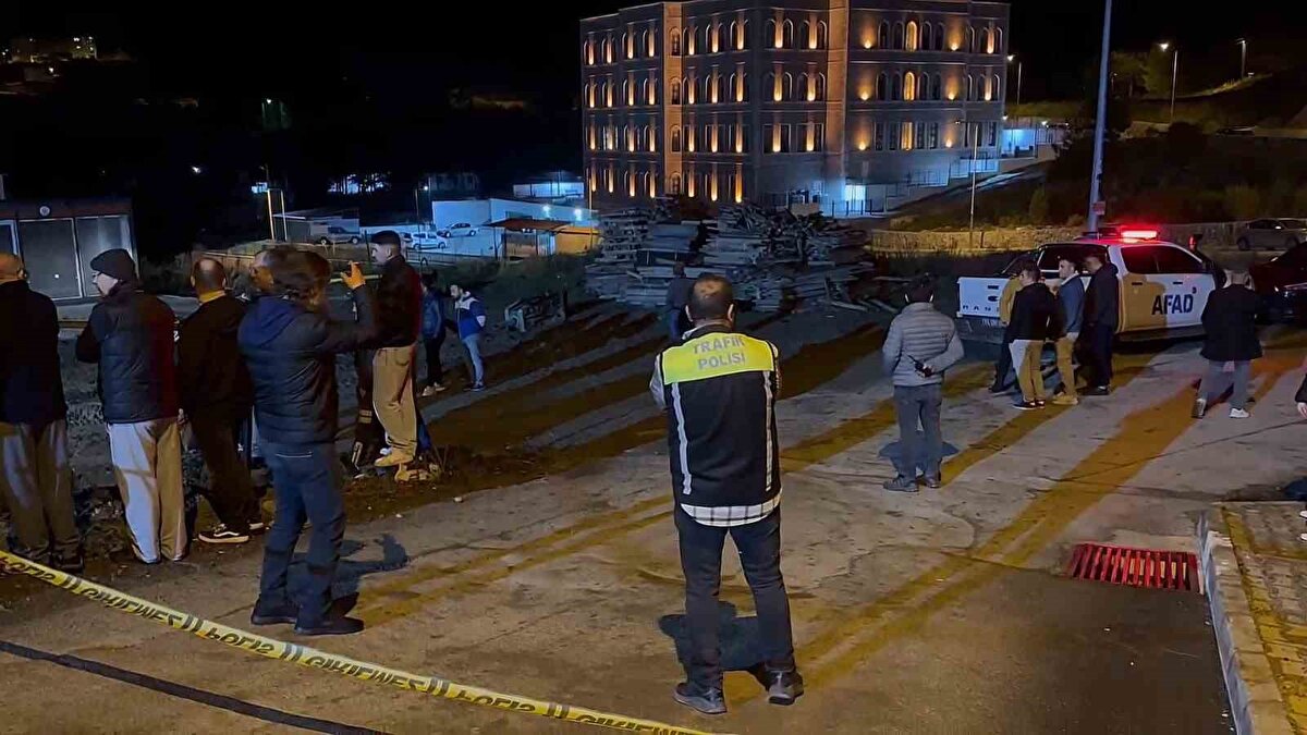 Ekipler, 24 daireli apartmandaki 70 kişiyi tahliye etti. Vatandaşlar, Amasra'da bulunan otellere ve emniyet lojmanlarına yerleştirdi.