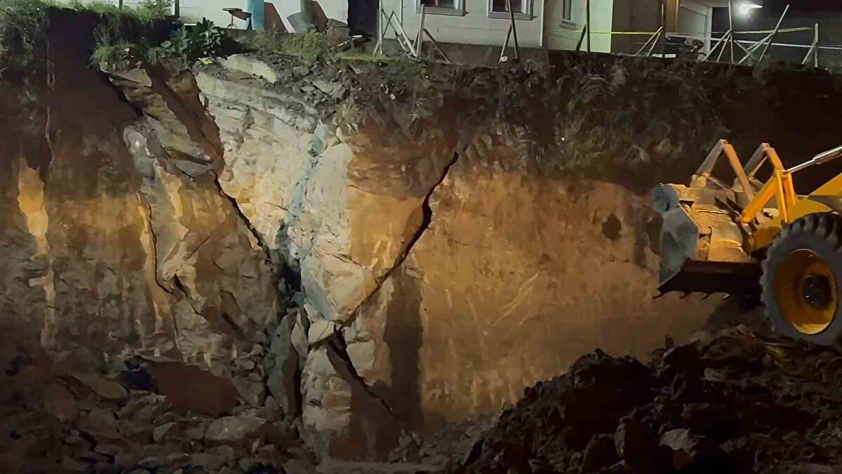 Göçüğün ardından bölgeye çok sayıda arama kurtarma ekibi ile kolluk kuvveti sevk edildi. Risk oluşturduğu değerlendirilen bir apartmandaki vatandaşlar binadan çıkarılarak öğretmenevi, polis evi gibi ilçedeki sosyal tesislere yönlendirildi.