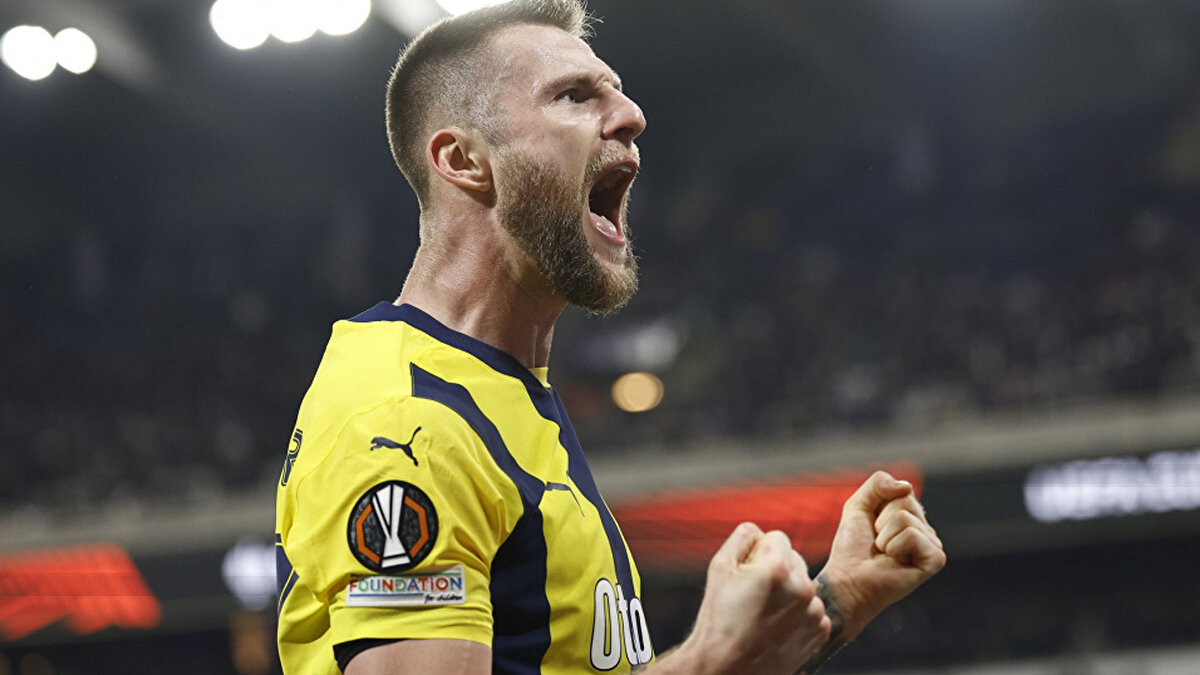 Bu sezon sarı-lacivertli formayla 20 maça çıkan tecrübeli savunmacı, 1 gol kaydetti.