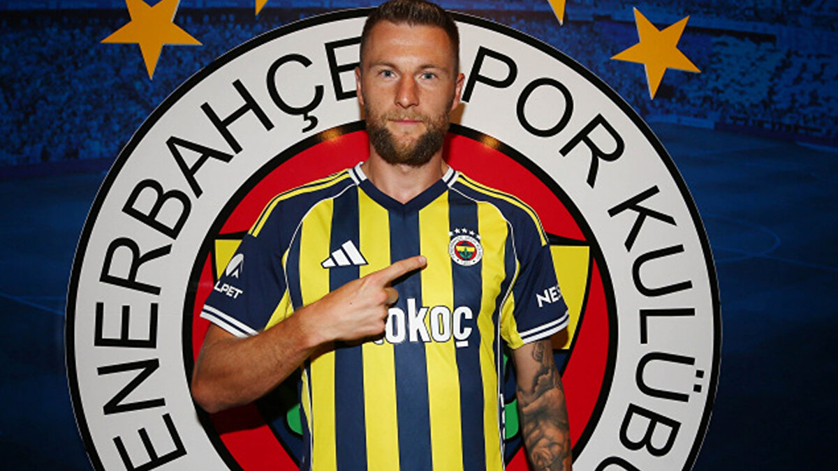 Ancak Fenerbahçe yönetimi, 30 yaşındaki oyuncuyu kadroda tutmakta kararlı. 