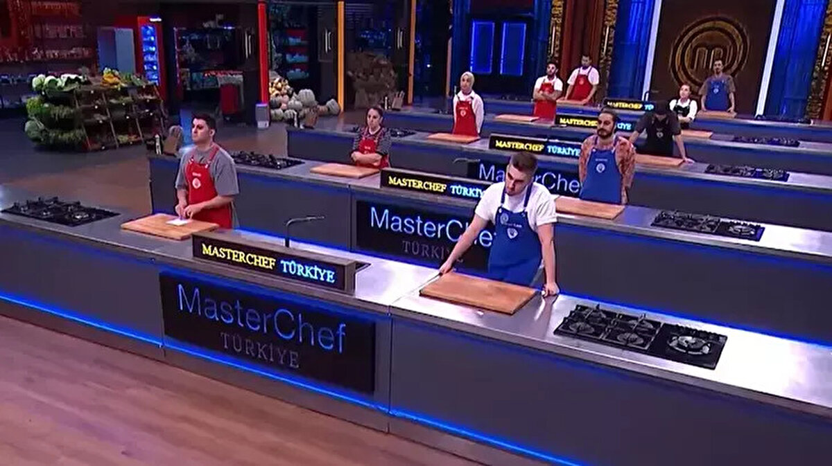 MasterChef Dokunulmazlık Oyununu Kim Kazandı? (25 Kasım)<br>MasterChef Türkiye’de haftanın ikinci dokunulmazlık oyunu için şefler yarışmacılardan özel bir konsept menü istedi. Mavi ve Kırmızı takım arasında yaşanan lezzet düellosu sonucunda, şeflerin tadımları kazananı belirledi.<br><br>25 Kasım akşamı oynanan oyunda rakiplerine göre daha başarılı tabaklar çıkaran Kırmızı Takım, dokunulmazlığı kazanan taraf oldu. Bu sonuçla Kırmızı takım rahat bir nefes alırken, Mavi takım bireysel dokunulmazlık ve eleme oylaması için tezgah başına geçti.