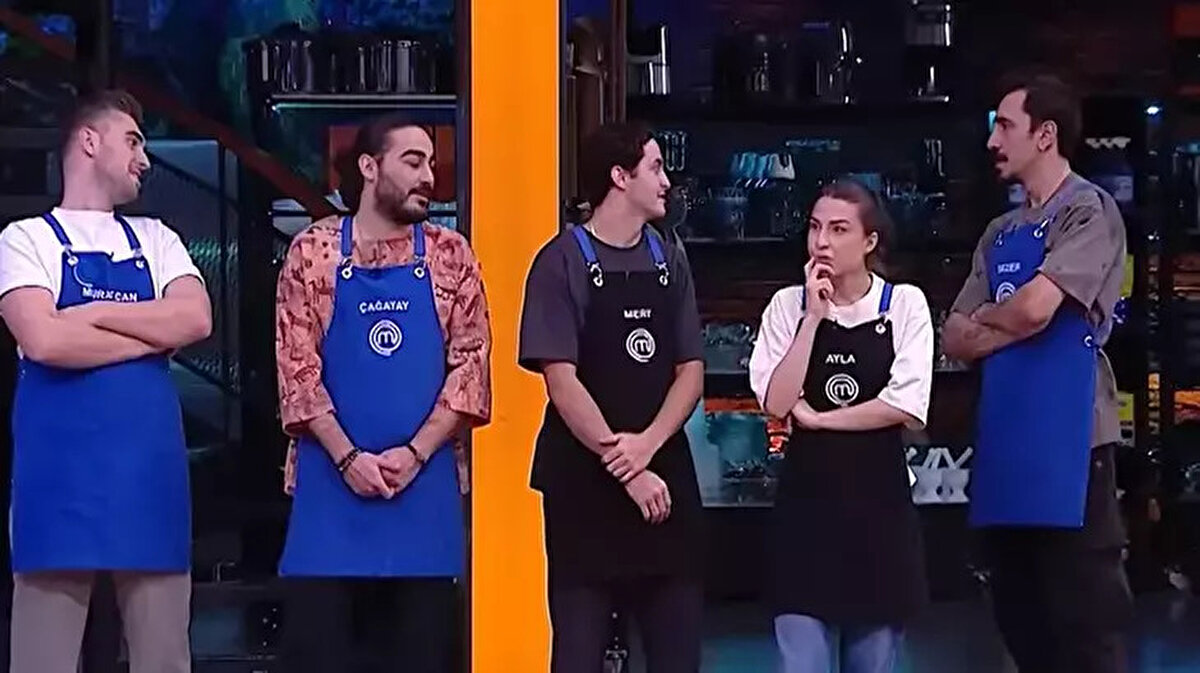 MasterChef Eleme Adayı 25 Kasım: Potaya Kimler Girdi?<br>Dokunulmazlığı kaybeden Mavi takımda sular durulmadı. Bireysel dokunulmazlık oyununun ardından yapılan konseyde oylama heyecanı yaşandı. Şeflerin değerlendirmesi ve takım içi oylamalar sonucunda haftanın 3. ve 4. eleme adayları netleşti.<br><br>25 Kasım MasterChef eleme adayı olarak belirlenen isimler Murat Can ve Çağatay oldu. Her iki yarışmacı da hafta sonunda yapılacak eleme oyununda yarışmak üzere potaya gönderildi.