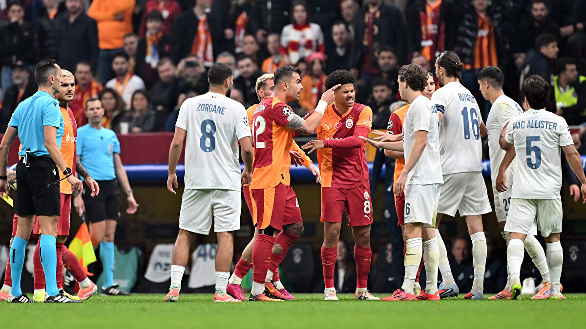 Karşılaşma sonrası Erman Toroğlu, Levent Tüzemen, Mustafa Çulcu ve Bülent Timurlenk karşılaşmanın analizini yaparken, hakemin kararlarını çok sert sözlerle eleştirdiler. Promise’nin Uğurcan’a yaptığı ve kart görmediği faul ise en çok tartışılan pozisyon oldu. İşte yazarların yaptığı yorumlar… <br>