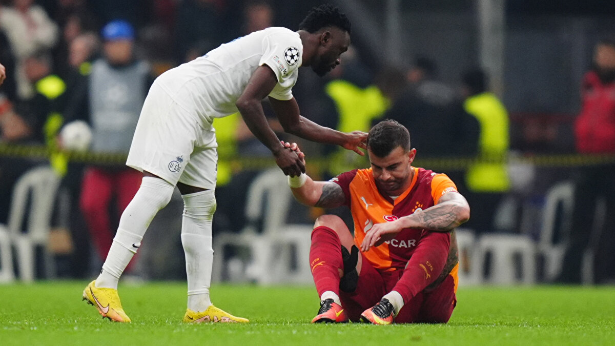 "24'te Torreira'nın El Hadji'ye arkadan yüklenişine sahada penaltı verse kimse bir şey diyemezdi, 'devam' dedi. Uyanıklık yaptı işi VAR'a pasladı, VAR'ın karışacağı bir pozisyon değildi. 27'de Sallai-Niang mücadelesi kaçınılmaz temas devam kararı doğru. 88'de Arda'yı çift sarıdan ihraç eden sözü ona yürekli hakem ki ikinci sarı tartışılır. Aynı yürekliliği sarısı olan Akinpelu 52'de kaleci Uğurcan'a yaptığı kontrolsüz hareketi dolayısıyla ikinci sarıdan ihraç edemedi veya etmedi! O oyuncu golü attı, hocası akıllı davrandı hakemin yapamadığını yaptı oyundan aldı. Elit kategori hakemini sahaya gömdü."