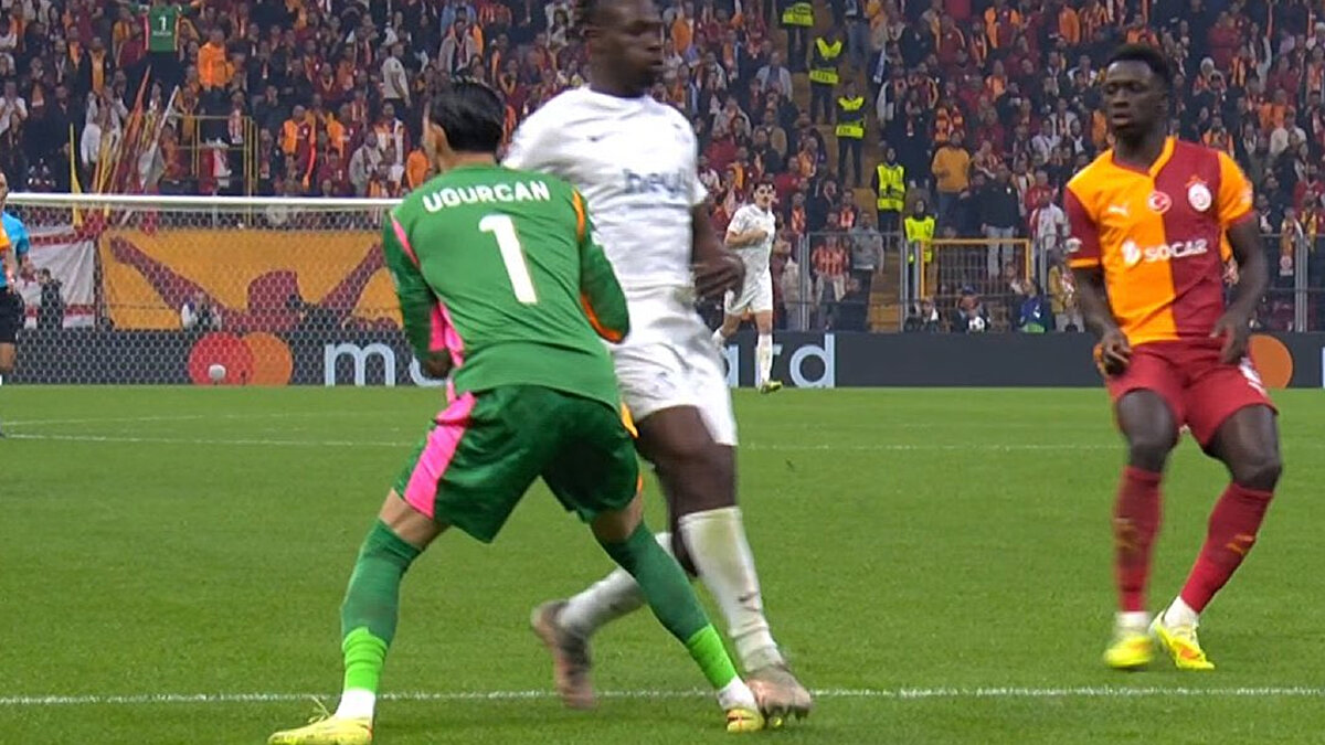 "İlk yarıda David Promise, Sanchez'e hareketi sonrası sarı kart gördü, ikinci yarıda Uğurcan topu tutmasına rağmen bilerek ve görerek ayağına bastı. 2. sarıdan atılması gerekirdi. Uğurcan tedavi gördü, Sanchez'in kolladığı Promise, Gilloise'nin golünü attı ve ardından kırmızı görmemesi için oyundan alındı.”<br><br>