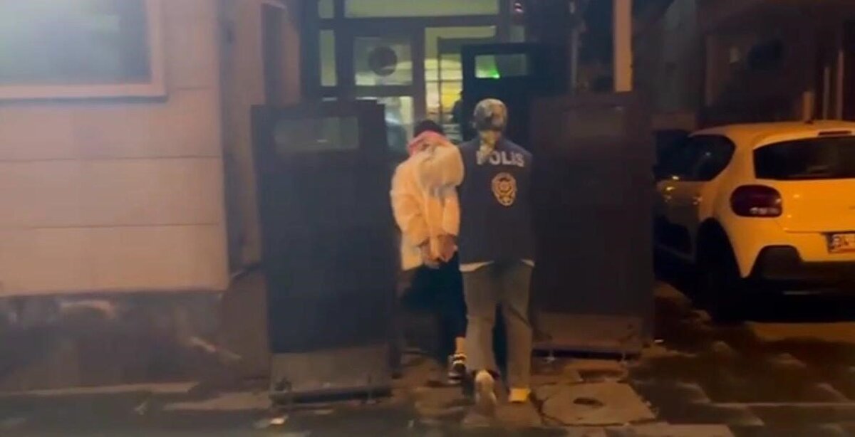 Develi İlçe Emniyet Müdürlüğü ekipleri ilçedeki bir kuyumcuya girerek sahte altın bozduran şahısları tespit etmek için çalışma başlattı. Yapılan operasyon sonucu E.K.K. (23), C.Y. (36), N.K. (32), A.M. (26) ve M.Y. (42) gözaltına alındı.