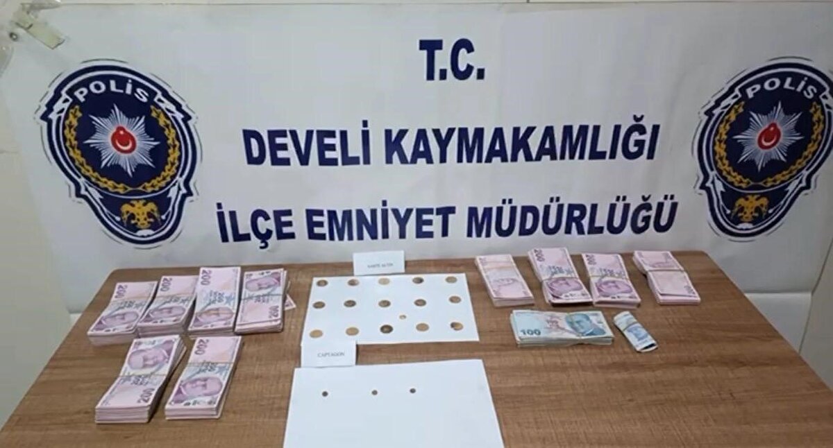 Polis, yakalanan şahısların daha önce ‘dolandırıcılık’, ‘uyuşturucu imal ve ticareti’ ve ‘kişiyi hürriyetinden yoksun kılma’ suçlarından kaydı bulunduğunu belirledi. Şahısların araçlarında yapılan aramalarda 203 bin 650 TL nakit, 15 adet sahte Cumhuriyet altını ve 3 adet uyuşturucu hap ele geçirildi.