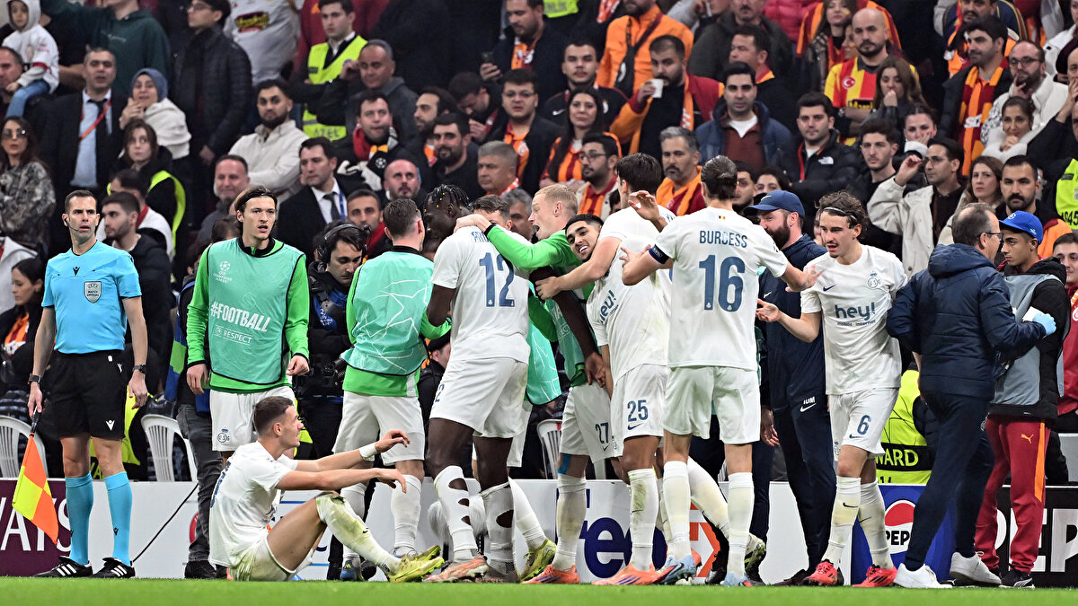 "Önce takım olacaksın, sonra futbol oynayacaksın, sonra bir yerlere geleceksin. Bu iş silme olmuyor. Canın cehenneme gidene kadar koşacaksın, mucizelerle döndükten sonra seyirci seni alkışlayacak. Yoksa ‘dün bi uygulama çıkmış, takımda sakatlar varmış’ olur. Ondan sonra kızarız, oynayacaksın. Teknik adam olsaydım 10 dakika bile oynatmazdım. Klavye yapayım yarım saat sonra. Okan Hoca şimdi anlatacak da Fontainen’den masallar."