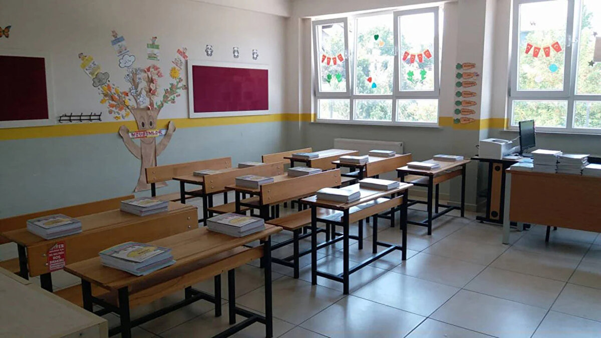 Ara tatiller kalkacak mı? İşte Bakan Tekin’in açıklaması<br><br>Son yıllarda eğitim döneminin ortasında yapılan birer haftalık ara tatiller, özellikle çalışan veliler için tartışma konusu olmaya devam ediyor. Bu kapsamda en çok merak edilen soru “Ara tatil kaldırılıyor mu?” oldu.