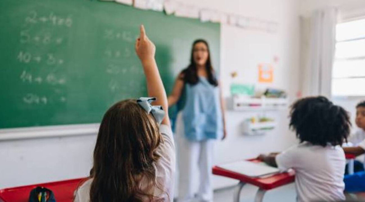 LGS ve Sınav Sisteminde Değişiklik Var mı?<br>Öğrencilerin ve velilerin merak ettiği LGS değişikliği konusunda ise Bakan Tekin net konuştu. Şu an için kademeler arası geçiş sisteminde (LGS) herhangi bir değişiklik gündemde bulunmuyor. Ancak test sınavlarında "açık uçlu soruların" sorulmasına yönelik uzun vadeli çalışmaların ve pilot uygulamaların devam ettiği belirtildi.