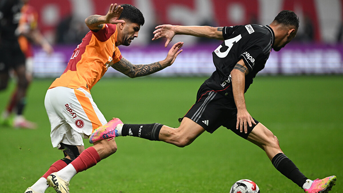 "Benim için en kritik eksik aslında Eren’di"<br><br>En kritik eksik oyuncusunun Eren Elmalı olduğunu söyleyen Okan Buruk, "Doğru bir zamanlama mıydı? Şampiyonlar Ligi’nde bir oyuncumuz eksildi. Saygı duyuyorum ama Eren’in 5 sene önce yaptığı küçük hatadan dolayı Şampiyonlar Ligi maçında oynamaması da bence Türk futbolu açısından da bugün çok kritik bir oyuncuydu. Belki Jakobs ile başlamayacaktım, Eren ile başlayacaktım. Bu tür şanssızlık da yaşadık. En kritik bölgelerimizden biri. Futbolun içinde bu var. Devre arasında bunu telafi etmek zorundayız. Onun öncesinde Şampiyonlar Ligi’nde 3 maç daha oynayacağız. Hedeflerimiz devam ediyor. Kalan 3 maçı da kazanmak için elimizden geleni yapacağız. İnşallah tam kadro olarak bu maçlara çıkacağız. Bugün sakatlık sonrası değişiklik yapabildik. O da beni zorladı. Bunu da bahane olarak düşünmeyin. Her türlü oynayan oyuncular daha iyisini yapabilirdi. Bunu kendi içimizde düşünüp, analizi doğru bir şekilde yapmamız gerekiyor" değerlendirmesinde bulundu.