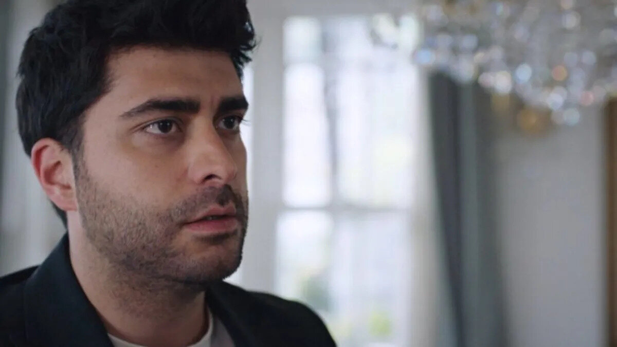 Setten gelen sürpriz kare tartışmaları alevlendirdi<br><br>Dizide Fatih karakterini canlandıran Doğukan Güngör, rol gereği kızı Cemre’yi oynayan Eliz Kumsal bebekle birlikte çekilmiş bir fotoğrafını sosyal medya hesabında paylaştı. Bu paylaşım, dizinin izleyicileri tarafından “barış sinyali” olarak yorumlandı.<br><br>Hayranlar, uzun zamandır sürüncemede kalan kriz hakkında “Demek ki kopuş yok, devam ediyor” şeklinde değerlendirmelerde bulundu. Özellikle sosyal medya kullanıcıları, bu hamleyi “set havası normale döndü” mesajı olarak algıladı.