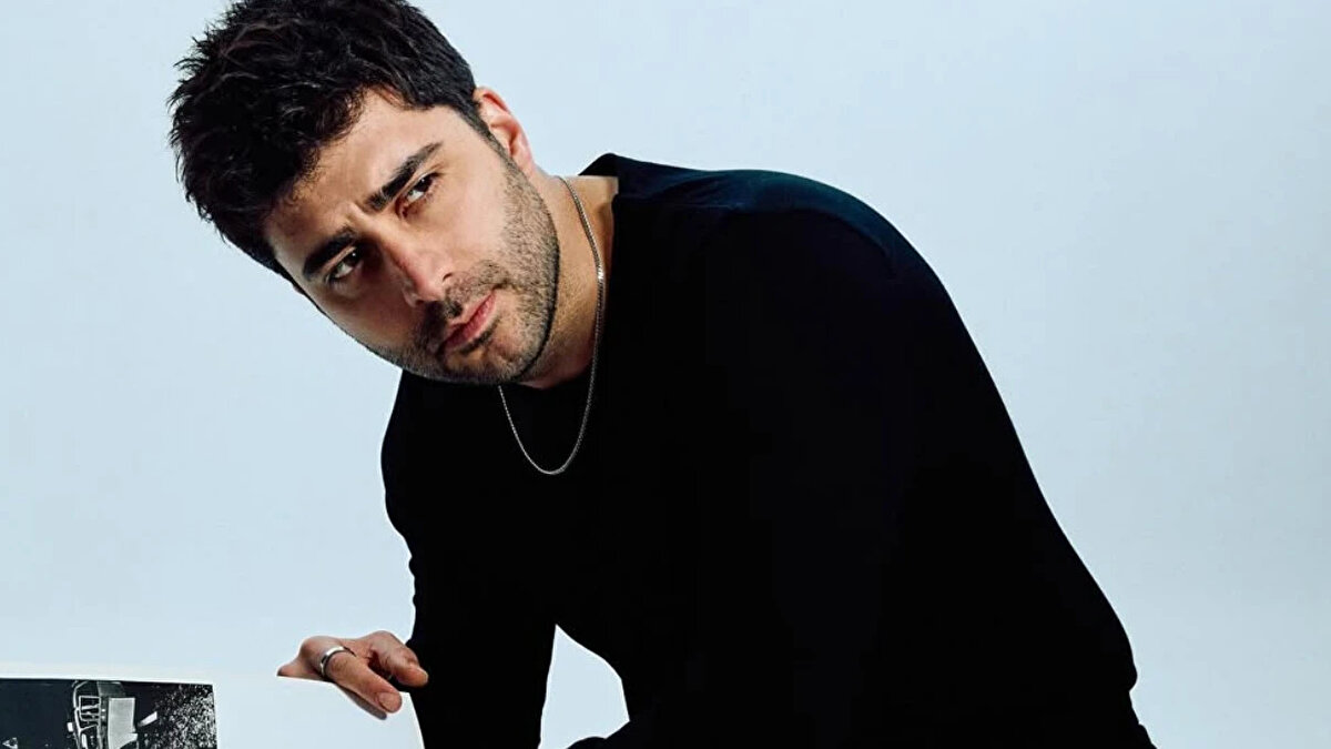 Yeni paylaşım “barış sinyali” olarak görüldü<br><br>Dizide yaşanan gerginlikler bunlarla da sınırlı kalmamıştı. Üç sezon boyunca Doğa karakterine hayat veren Sıla Türkoğlu’nun veda paylaşımında Doğukan Güngör ve Feyza Civelek’ten bahsetmemesi, üzerine bir de ikisini sosyal medyada takip etmeyi bırakması dizinin kulislerinde yeni bir deprem yaratmıştı.<br><br>Tüm bu gelişmeler ışığında Doğukan Güngör’ün yaptığı son set paylaşımı, hem izleyiciler hem de sektördeki isimler tarafından “krizin yumuşadığı” yönünde yorumlandı. Oyuncunun diziden kopacağına dair iddialar şimdilik rafa kalkmış görünüyor.