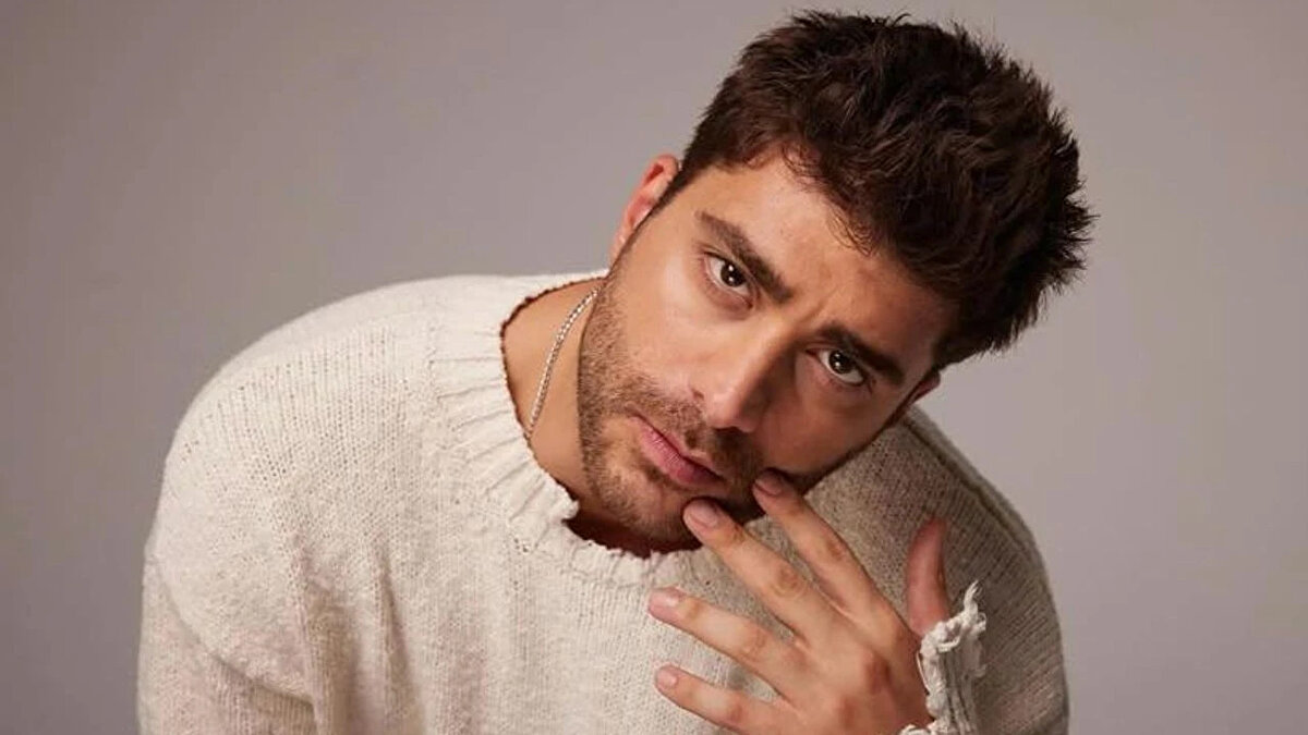 Peki süreç nasıl başlamıştı? <br><br>Doğukan Güngör’ün, 4. sezon jeneriğinde adının Seray Kaya’nın ardından yer almasına tepki gösterdiği iddia edilmişti. Oyuncunun, “İsim sırası düzelmeden takip etmem” mesajını ilettiği öne sürülmüştü.<br><br>Bu gerilimin hemen ardından Güngör’ün Kızılcık Şerbeti Instagram hesabını takipten çıkması olayları iyice alevlendirdi. Magazin gündemi, günlerce bu “sessiz rest”i tartışmıştı.