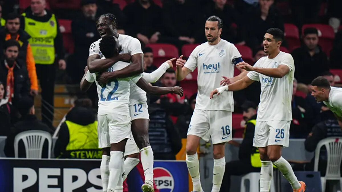 RTL: Başardılar! Union, Şampiyonlar Ligi'nde Galatasaray'a karşı büyük bir zafer kazandı.<br><br> <br><br>Puanlar elde etmek isteyen Union, Şampiyonlar Ligi'nde Galatasaray ile karşılaşmak üzere Türkiye'ye gitti. Sağlam bir oyun sergileyen Union, herkesi şaşırtarak 1-0'lık galibiyet elde etti.