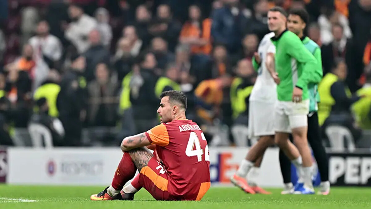 7sur7: Devasa bir başarı! Union, Türkiye'de zafer kazandı ve Galatasaray'ın yenilmezlik serisini sonlandırdı.<br><br> <br><br>Üst üste üç yenilginin ardından, Union Saint-Gilloise Şampiyonlar Ligi'nde güçlü bir çıkış yakaladı. İstanbul'da Promise David'in golüyle (1-0) bir galibiyet daha elde etti. Bu, Ağustos 2024'ten beri evinde kaybetmeyen Galatasaray için inanılmaz bir serinin sonu oldu.
