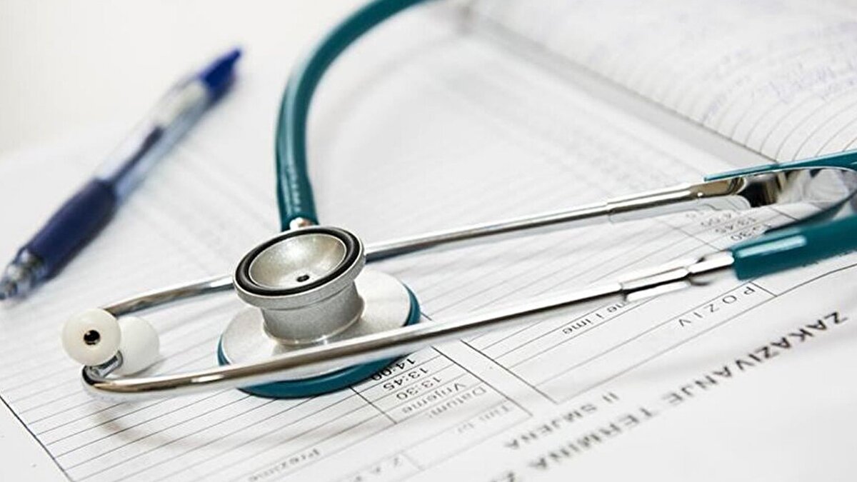 Asgari ücret artışı primleri daha da yükseltebilir<br><br>GSS primi brüt asgari ücret üzerinden hesaplandığından, ocak ayında beklenen asgari ücret artışı prim maliyetini yeniden artırabilir. Mevcut rakam üzerinden yapılan değerlendirmelere göre, prim yükünün önümüzdeki dönemde daha da artması öngörülüyor.