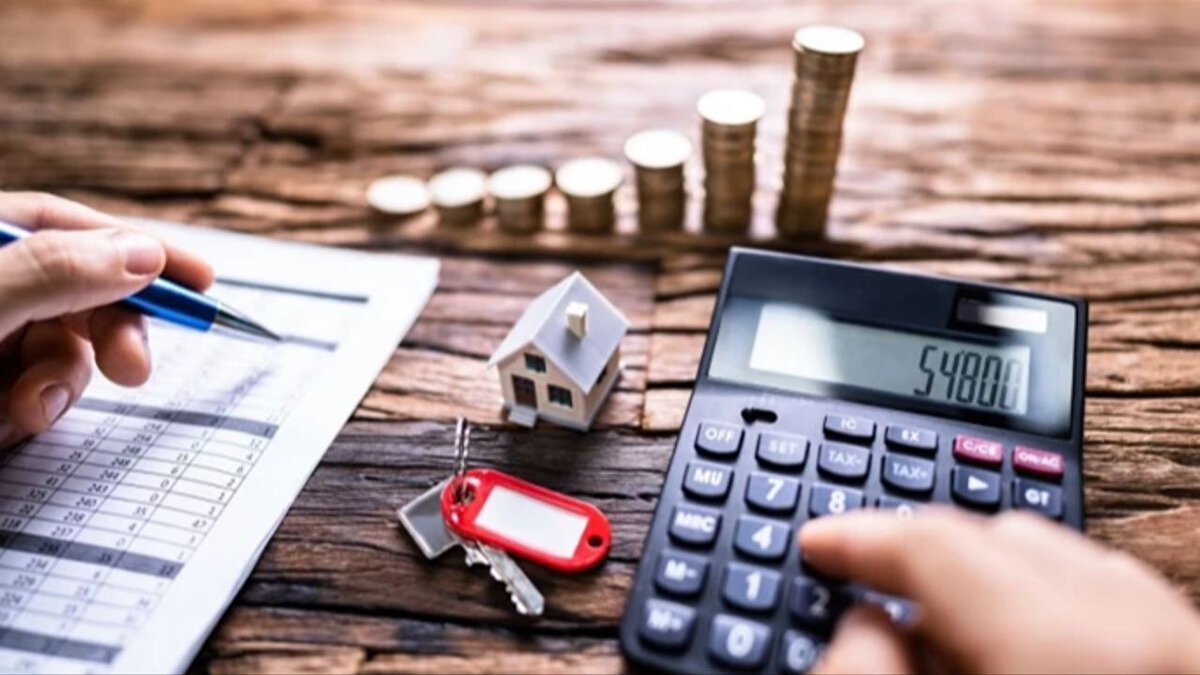 Emlak Vergisi Son Ödeme Tarihi Ne Zaman?<br><br>Her yıl iki taksit halinde tahsil edilen emlak vergisi ödemelerinde ikinci taksit süreci devam ediyor. Mülk sahiplerinin borçlarını cezalı duruma düşmeden ödemeleri için son tarih 1 Aralık olarak belirlendi. Borcu bulunan vatandaşların hafta sonuna kadar ödemelerini tamamlaması kritik önem taşıyor.