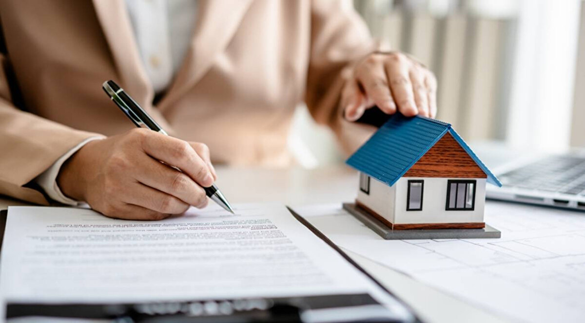 Kimler Emlak Vergisinden Muaf?<br><br>Her gayrimenkul sahibi emlak vergisi ödemek zorunda değildir. Belirli şartları taşıyan gruplar vergiden tamamen muaf tutulmaktadır. Tek konutu olan ve brüt 200 metrekareyi geçmeyen eve sahip şu kişiler vergi ödemez:<br><br>Emekliler,<br><br>Engelliler,<br><br>Gaziler,<br><br>Hiçbir geliri olmadığını belgeleyenler.<br><br>Muafiyet hakkı bulunan vatandaşların durumlarını bağlı bulundukları belediyelere bildirmeleri gerekmektedir.