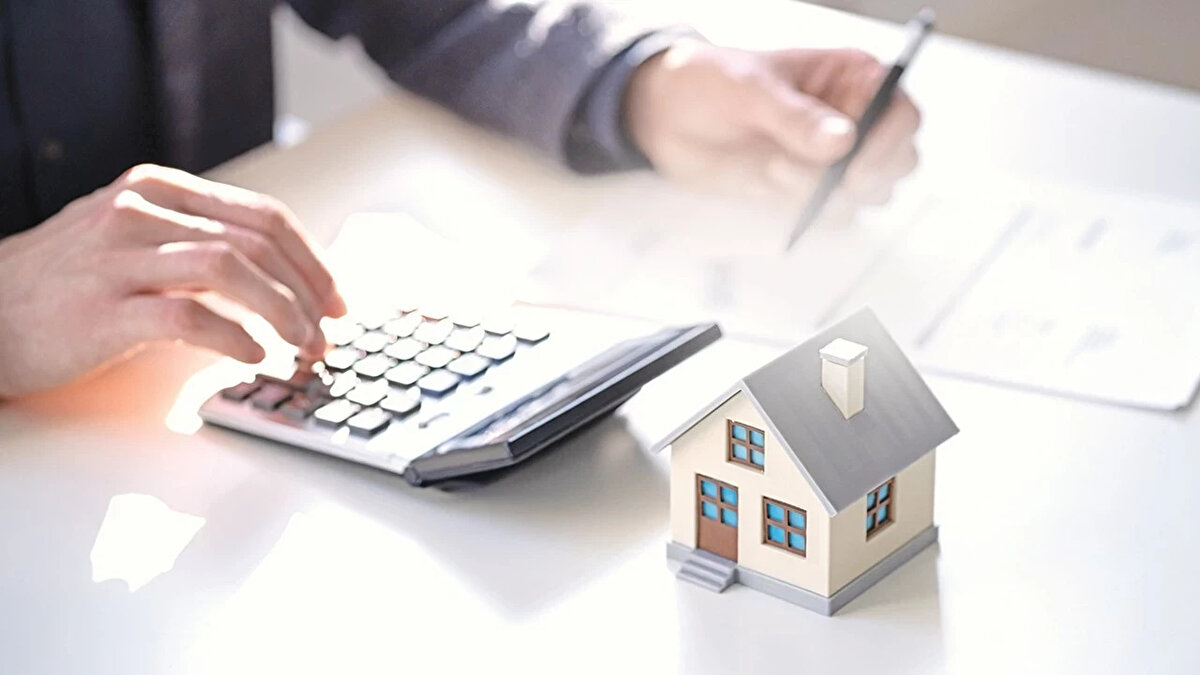 Emlak Vergisi Nasıl Ödenir? E-Devlet Ödeme Yöntemi<br><br>Teknolojinin gelişmesiyle birlikte emlak vergisi ödeme işlemleri artık belediyelere gitmeden, saniyeler içinde gerçekleştirilebiliyor. Vatandaşlar ödemelerini şu kanallar üzerinden yapabilir:<br><br>E-Devlet Kapısı: Sisteme giriş yaptıktan sonra arama çubuğuna “Emlak Vergisi Sorgulama ve Ödeme” veya "Vergi Sorgulama ve Ödeme" yazılarak ilgili belediye seçilir. Borç bilgileri görüntülendikten sonra kredi kartı, banka kartı veya EFT seçenekleriyle ödeme tamamlanır.<br><br>İnternet Vergi Dairesi: Gelir İdaresi Başkanlığı’nın (GİB) resmi web sitesi üzerinden de işlemler aktif olarak yapılabilmektedir.<br><br>Belediyeler: Dijital kanalları kullanmayanlar, bağlı bulundukları belediyenin Mali Hizmetler Birimi veznelerinden veya belediyelerin resmi internet siteleri üzerinden ödeme yapabilirler.