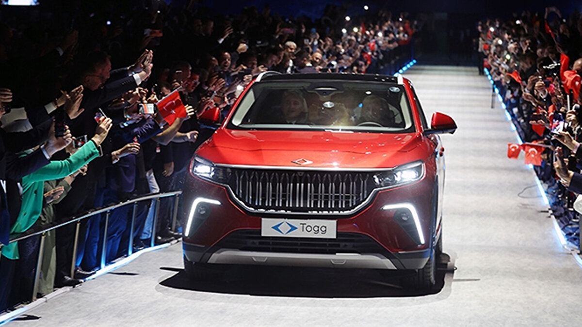 Paylaşımda, Togg’un bir yolda ilerleyen görüntüsü kullanılırken, küresel araç güvenliği, çevresel performans ve yeni teknolojiler üzerine yapılan çalışmalar vurgulandı.