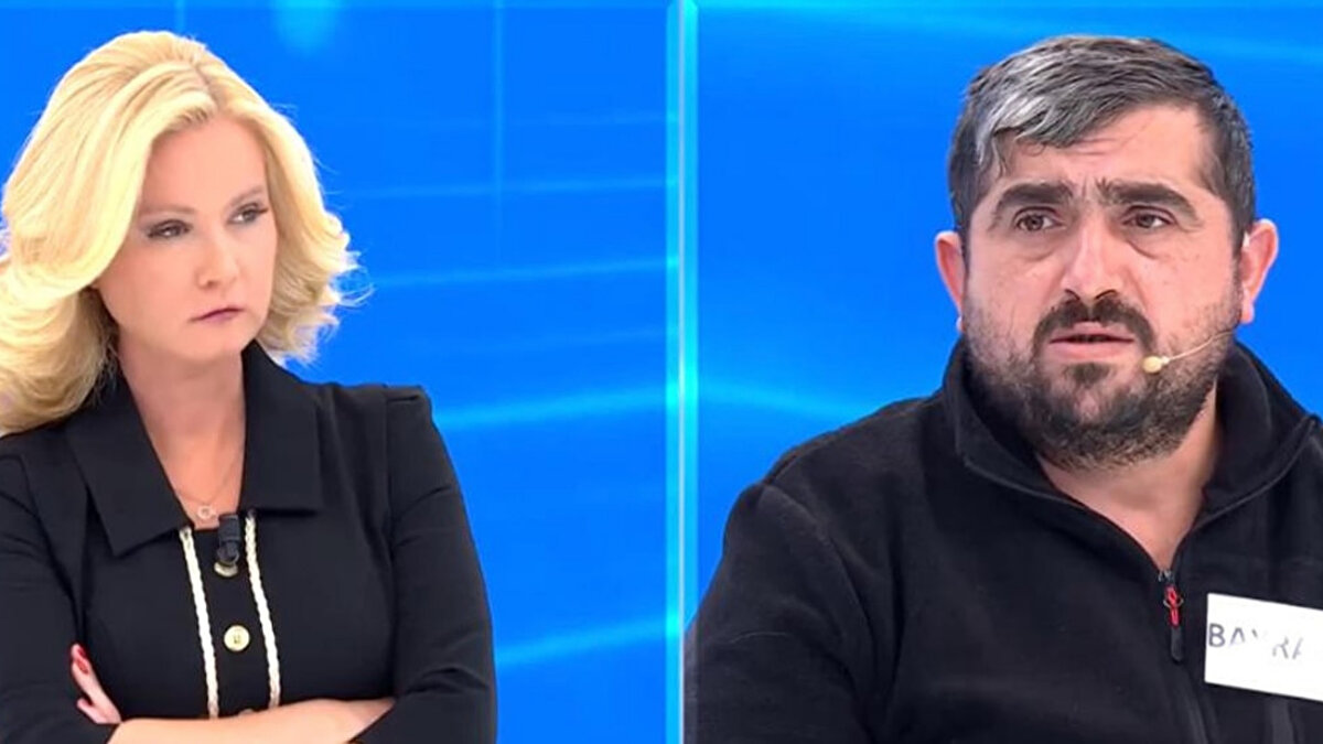 Baba Helvacı’nın programdaki sözleri tepki çekti<br><br>Canlı yayına bağlanan baba Bayram Helvacı, ilk gün polise kayıp başvurusu yapmadığını açıkça söyledi. Helvacı, eşinin "Mustafa’nın yanında olduğunu düşündüğü" için kayıp ihbarı yapmadığını belirterek şu ifadeyi kullandı:<br><br>“İlk başta polise kayıp diye gitmedim, Mustafa’nın yanındadır diye düşündüm. Sonra emniyetten haber bekledim.”<br><br>Ancak bu açıklama, hem stüdyoda hem de sosyal medyada büyük tepki topladı.