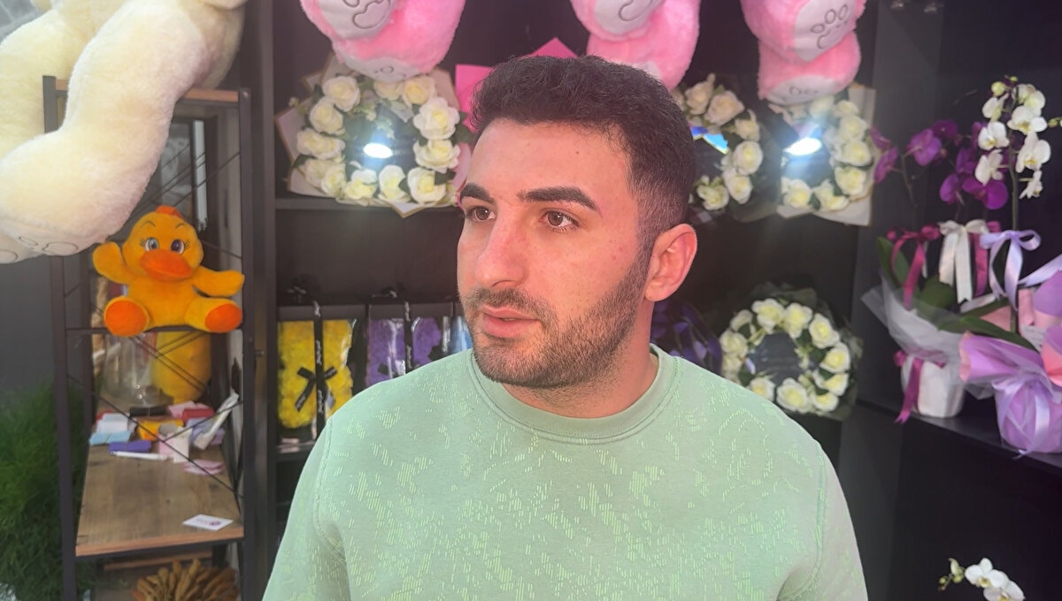 Esnaf: Sessiz kalamazdık<br><br>Kavgaya müdahale eden çevredeki esnaflardan biri, genç kızın tacize uğradığını öğrenince olaya dahil olduklarını belirterek,<br>“Bizim de annemiz, kız kardeşimiz var. Böyle bir duruma kayıtsız kalamazdık” ifadelerini kullandı.