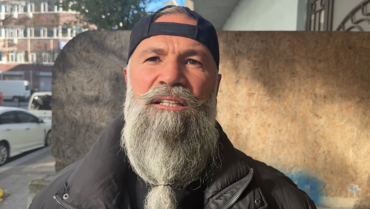 Amca sinir krizi geçirdi, yaralılara saldırmaya kalktı<br><br>Olay sırasında E.N.’nin amcası Kaya Navruz’un, ambulanstaki yaralılara saldırmak istemesi çevrede paniğe neden oldu. Vatandaşların araya girmesiyle güçlükle uzaklaştırılan Navruz,<br>“Bir haftadır yeğenimi rahatsız ediyorlarmış. Esnaf yakalamış, kim bıçakladı bilmiyoruz” dedi.