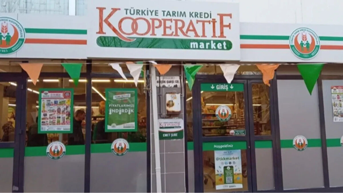 Merakla beklenen Tarım Kredi indirimli ürünler kataloğu 25 Kasım–1 Aralık 2025 dönemi için yayımlandı. Tarım Kredi Kooperatif Market’lerde bu hafta birçok temel gıda ürünü, temizlik malzemesi, çay, kahve, peynir çeşitleri ve tavuk ürünleri cazip fiyatlarla satışa sunuluyor. Haftalık aktüel katalogda yer alan ürünler sınırlı stoklarla tüketiciyle buluşurken, indirim fırsatları yine yoğun ilgi gördü. İşte Tarım Kredi’nin yeni haftaya özel indirimli ürünler listesi…