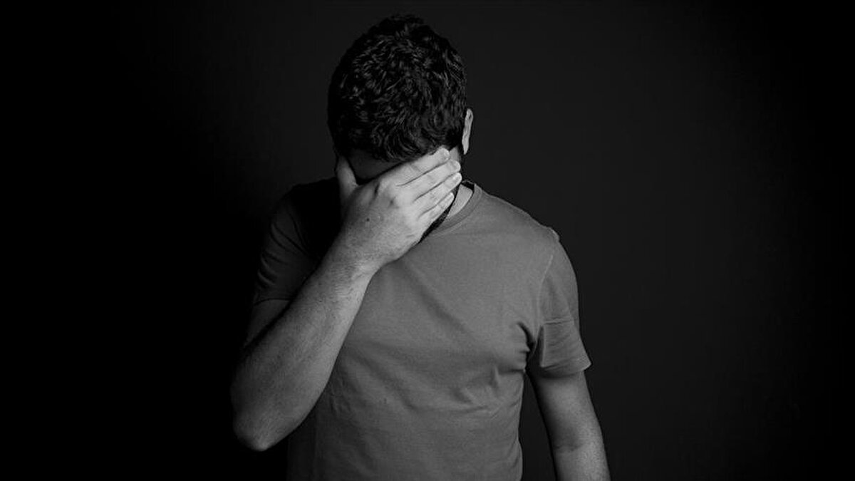 Ekran kısıtlaması: Akşam ekran ışığı melatonini baskılayarak uykuyu bozar.