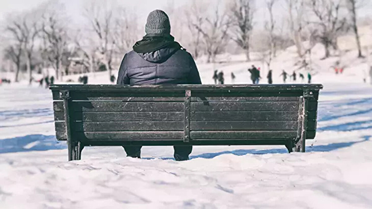 “Bu bir zayıflık değil, biyolojik bir tepki”<br><br>Prof. Dr. Aksoy, kış depresyonunun kişisel bir yetersizlik değil, çevresel değişimlere verilen biyolojik bir yanıt olduğunu belirterek, “Doğanın temposuna uyum sağlayan yaşam alışkanlıkları, ruh sağlığı üzerinde en doğal ve etkili koruyucudur” dedi.
