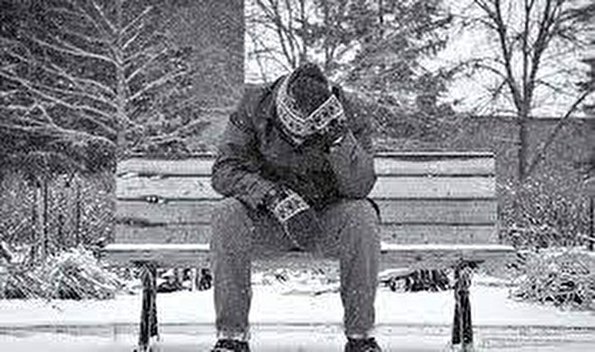 Bu duruma çoğu zaman artan iştah ve özellikle tatlı–karbonhidrat isteğinin eşlik ettiğini söyleyen Prof. Aksoy, belirtilerin günlük işlevi etkilemeye başlaması halinde bunun artık klinik bir tabloya işaret ettiğini ve profesyonel destek gerektiğini belirtti. Haftada üç geceden fazla tekrarlayan ve üç ay süren uyku sorunları “kronik insomnia” olarak kabul ediliyor.