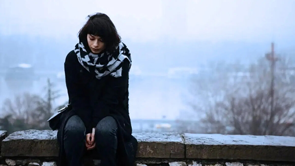 Hafif egzersiz: Sabah veya öğle saatlerinde yapılan kısa yürüyüşler bile enerji düzeyini yükseltir.