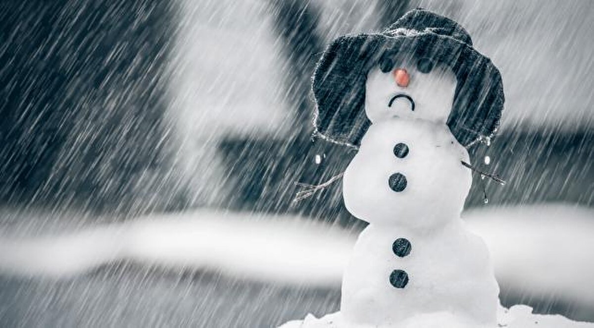 “En güçlü ilaçsız yöntem sabah ışığı”<br><br>Kış depresyonu için ilaç dışı pek çok etkili yol bulunduğunu söyleyen Prof. Aksoy, en temel adımın sabah ışığına doğrudan maruz kalmak olduğunu ifade etti. Bulutlu havalarda bile perdeleri açmak veya kısa bir sabah yürüyüşü yapmak, vücudun “gün başladı” komutunu alması için yeterli olabiliyor.