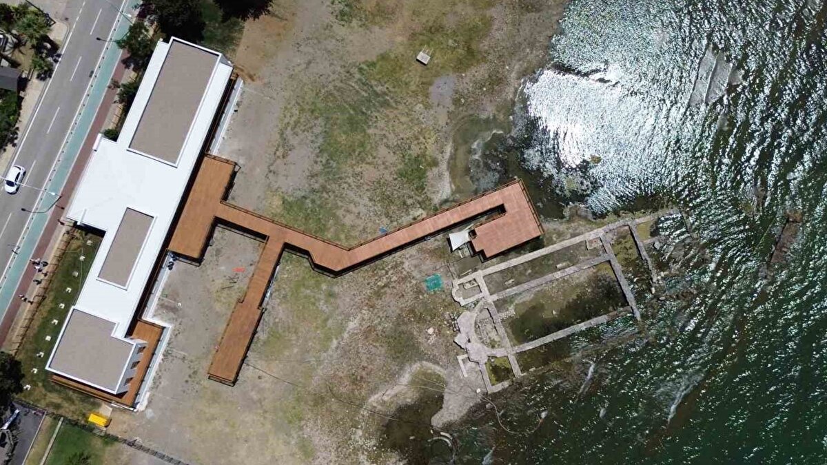 Papa ziyareti ve etkileri<br><br> Yarın gerçekleşecek ziyaret kapsamında Papa 14. Leo, İznik Bazilikası ile birlikte Ayasofya Camii’ni de ziyaret edecek. Ziyaret, İznik Konsili’nin 1700. yıl dönümüne denk geliyor ve inanç turizmi açısından bölgede yoğun bir hareketlilik yaratması bekleniyor. Papa’nın ziyaret planının açıklanmasıyla birlikte farklı mezheplerden Hristiyanlar için İznik sembolik bir merkez hâline geldi. Yetkililer, yüzlerce din adamının şehre gelmesini öngörerek güvenlik önlemlerini en üst seviyeye çıkardı.