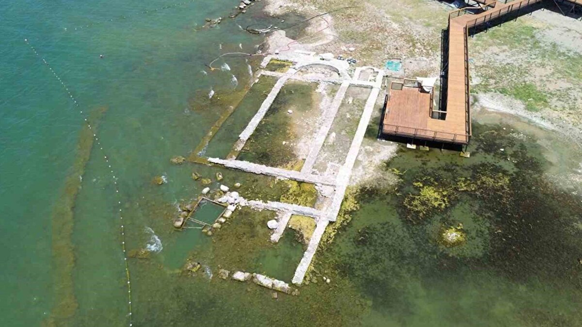 Bursa’nın tarihi İznik ilçesinde, Roma dönemine ait mozaik ve mezarların yer aldığı bazilika alanı resmi kamulaştırma kararıyla koruma altına alındı. Bu gelişme, alanın ören yeri statüsüne kavuşmasını sağlarken, İznik’in hem Türkiye hem de dünya çapında dikkat çeken bir merkez hâline gelmesine katkı sağladı. Bazilika ve çevresi, dron ile havadan görüntülenerek belgelendi.