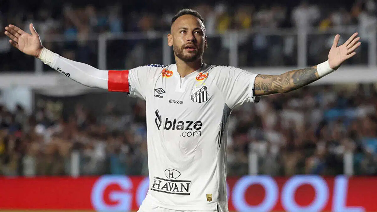 Brezilya futbolunun en yetenekli oyuncuları arasında gösterilen Neymar, dün gece oynanan Internacional – Santos maçında sol dizinden sakatlık yaşadı ve oyuna devam edemedi. 