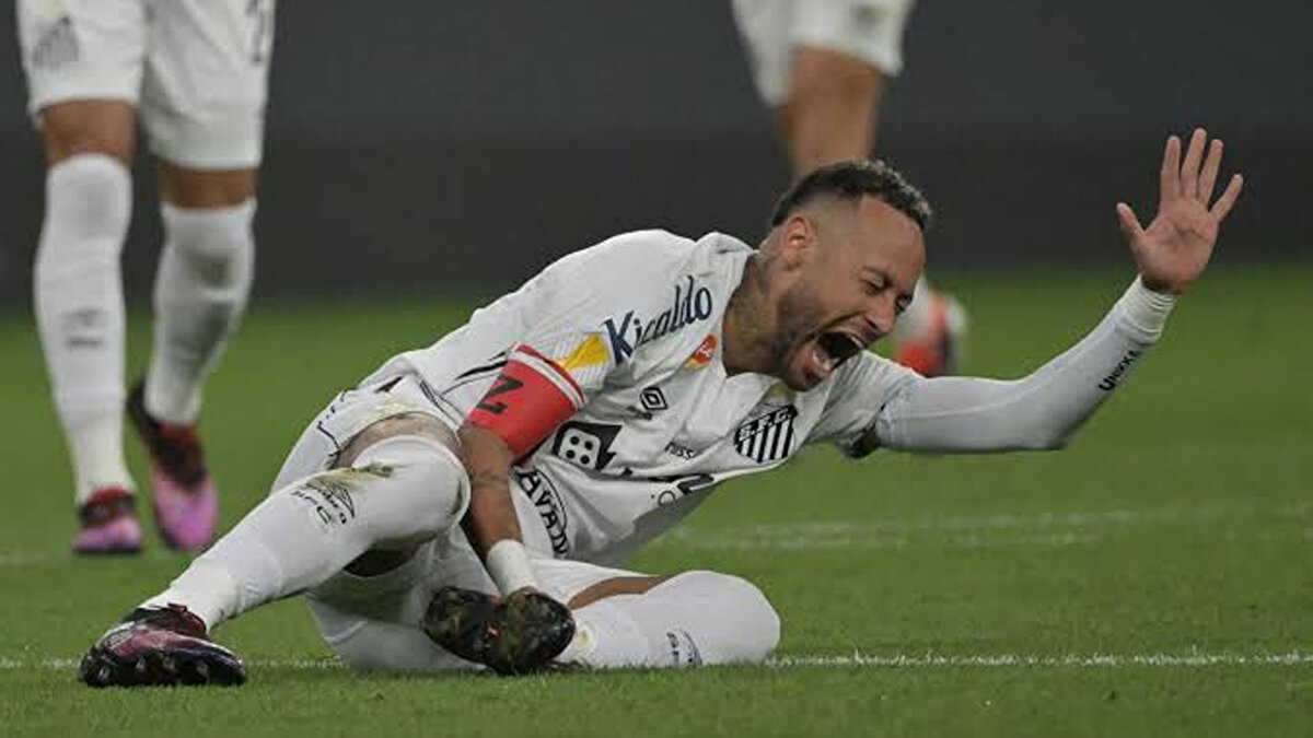 GÖZYAŞLARINA HAKİM OLAMADI<br><br>Acılar içinde yerde kalan Neymar, yaşadığı sakatlık sonrası gözyaşlarına hakim olamadı. Bu sakatlık, Neymar'ın son yıllarda yaşadığı ciddi sakatlık zincirine eklenen yeni bir halka. Özellikle 2023 yılının Ekim ayında geçirdiği ön çapraz bağ (ACL) ve menisküs sakatlığı nedeniyle uzun süre sahalardan uzak kalmıştı.<br>