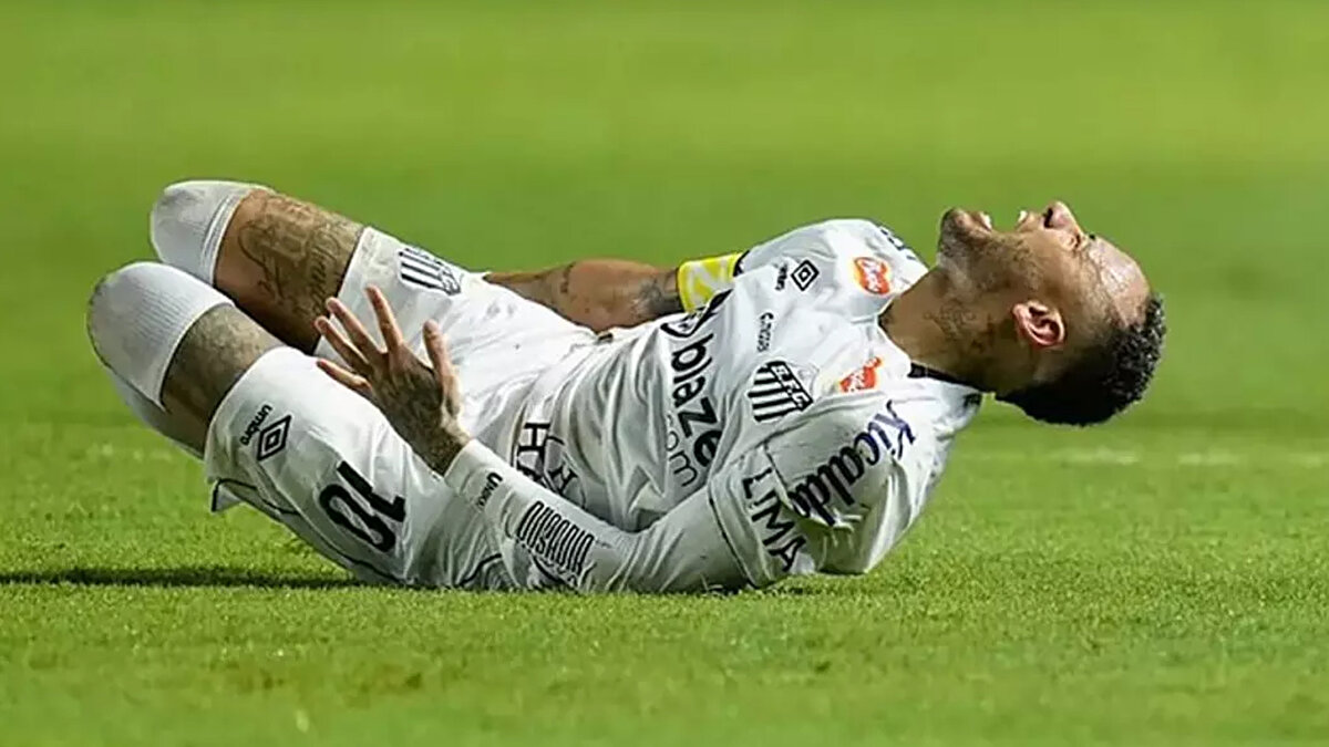 Brezilya basını, üst üste gelen bu sakatlıklar nedeniyle, Neymar'ın fiziksel olarak artık en üst seviyede futbol oynayamayacağını ve 2025 yılının sonun kadar sahalardan uzak kalacağını yazdı. 