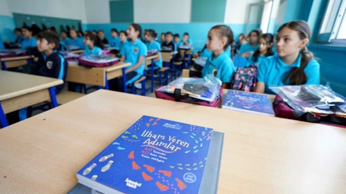 Pandemi sonrası okula dönüşle birlikte, eğitimin verimliliği açısından ara tatillerin etkisi Milli Eğitim Bakanlığı tarafından mercek altına alındı. Milli Eğitim Bakanı Yusuf Tekin'in konuyu masaya yatırdığı biliniyor. Türkiye'de ders yılının 180 iş gününden az olmaması kuralına rağmen; bayramlar, hava muhalefeti ve diğer kesintiler nedeniyle bu sürenin tutturulmasında zorluklar yaşanabiliyor. Ancak şu an için ara tatillerin kaldırılmasına yönelik resmi bir karar açıklanmadı ve mevcut takvim uygulanmaya devam ediyor.