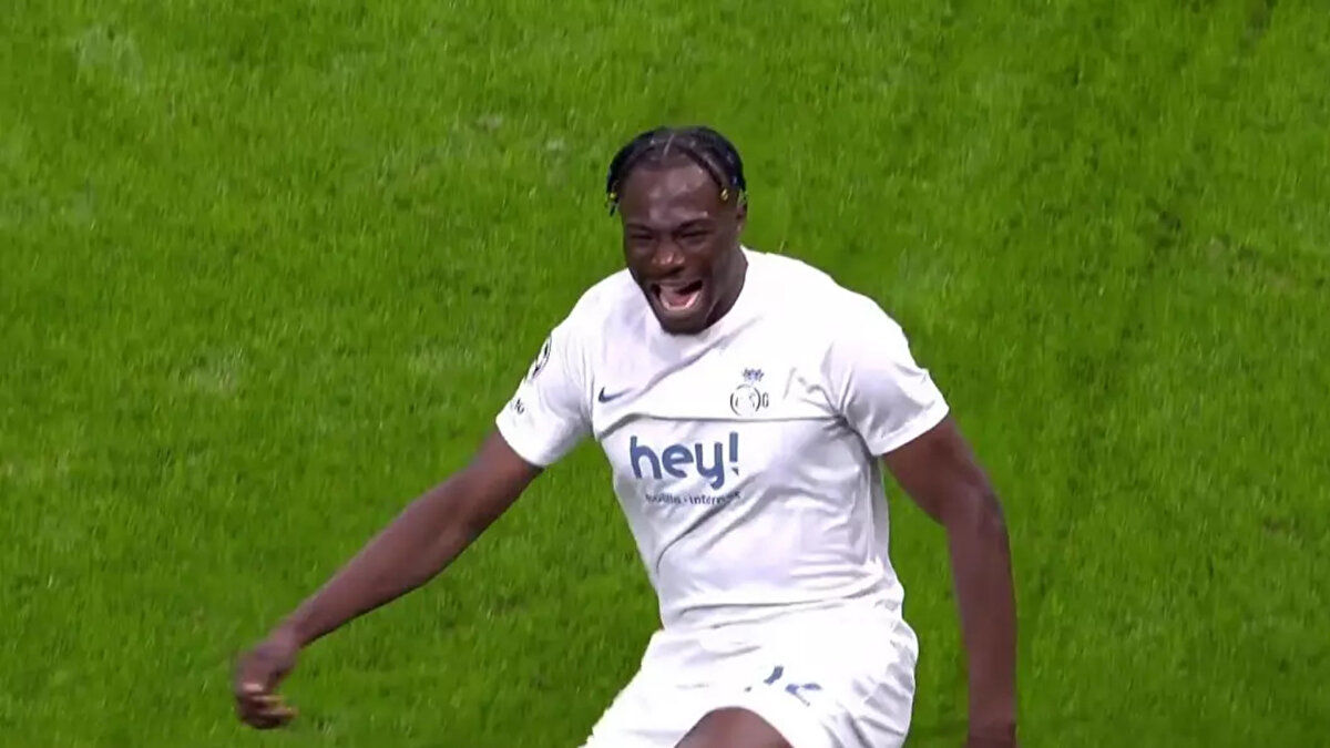 "Hayır, bence hakem doğru karar verdi. Bunun bir kaza olduğunu gördü, kaleciden özür diledim. Biliyorsunuz tüm hızımla koşuyordum. Kenara basmak için boşluğum olduğunu düşündüm ama yokmuş. Üzerine bastım ve bu bir kazaydı."