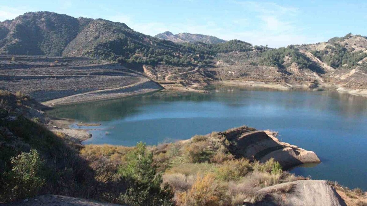 Uzmanlar uyarıyor<br><br>Çiftçi ve vatandaşlar, barajların kuraklık nedeniyle düşük seviyelerde olmasının hem tarım hem de günlük yaşamı olumsuz etkilediğini belirtiyor. Uzmanlar, mevsim normallerinin altında seyreden yağışların devam etmesi halinde bölgedeki içme suyu ve tarım faaliyetlerinin ciddi risk altında olduğunu ifade ediyor.