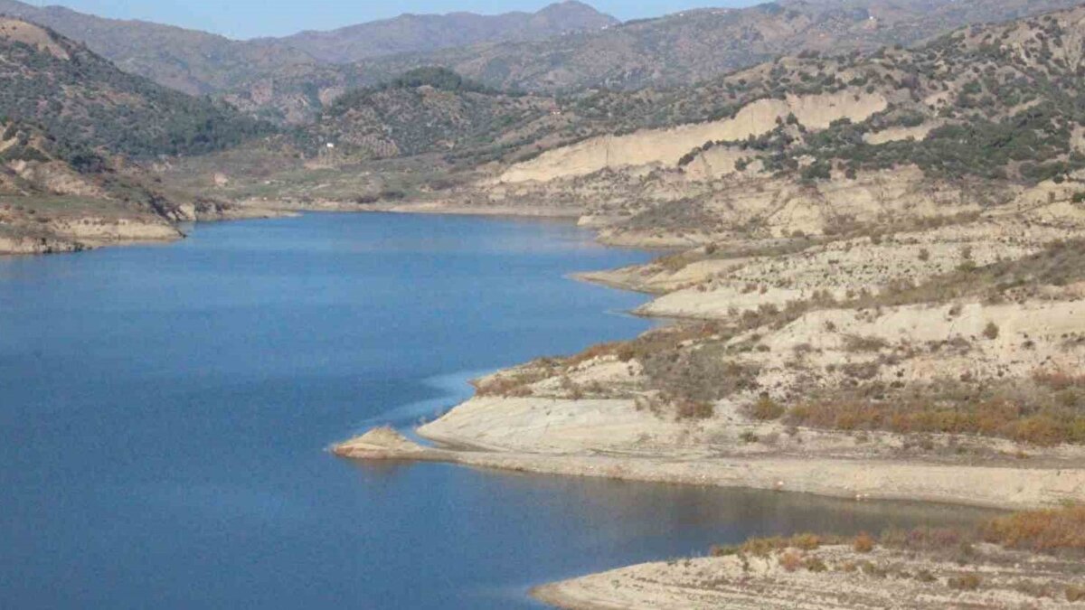 İncirliova ilçesi Dereağzı Mahallesi sakinleri, sulama suyunu kullanmayı bırakıp önceliklerini içme suyuna çevirdi. Mahalle Muhtarı Bahattin Özgün, “Geçen yıl ekim ayında yağışlar daha fazlaydı. Bu yıl su seviyeleri yeterli değil. Mahallemiz ve bölgemizdeki canlılar ciddi şekilde etkilendi. Barajlarda su azaldıkça Aydın genelinde sorun büyüyor” dedi.